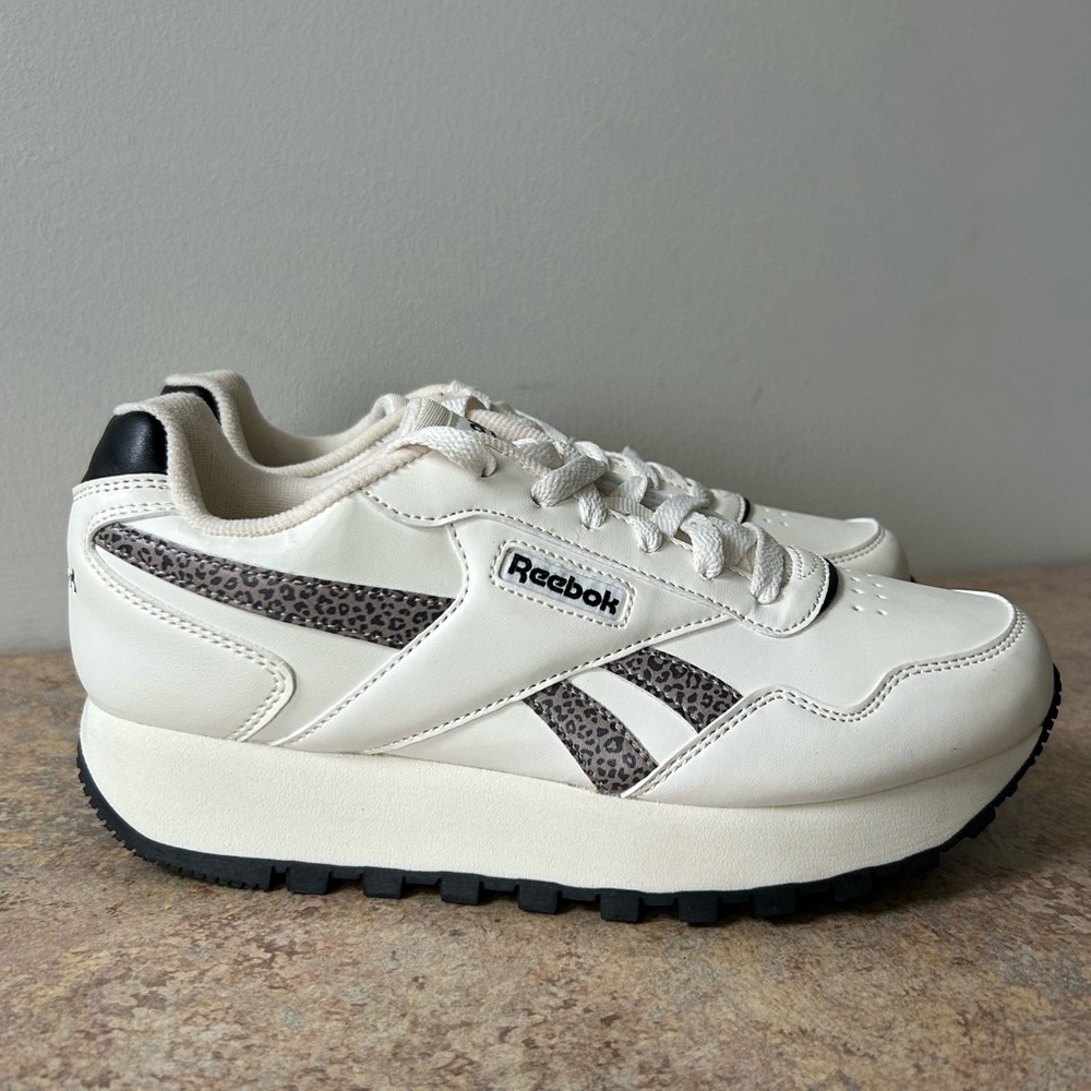 Reebok NWT Cream Sneakers with Leopard Accent Ortholite shoes size 7.5 - Picture 2 of 8